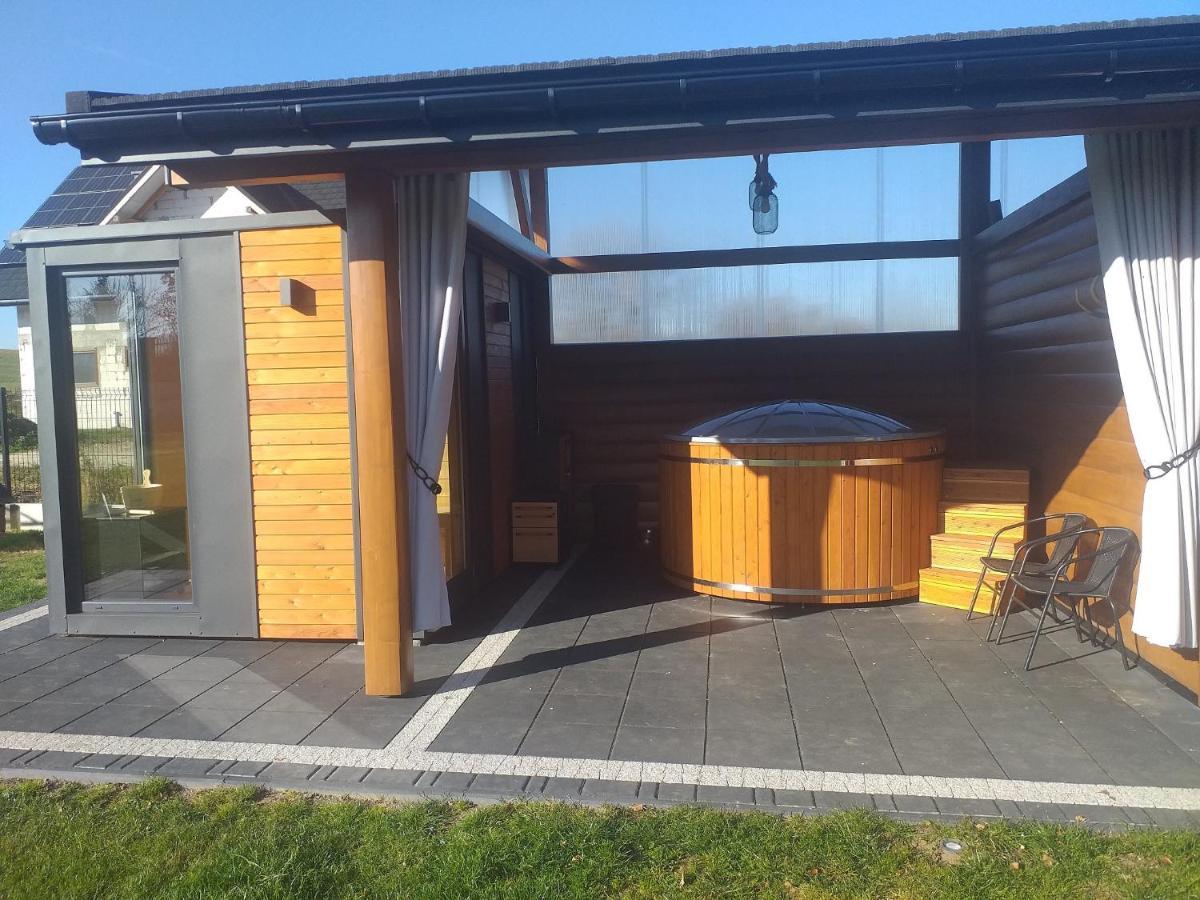 Bialy Jelen Z Basenem I Jacuzzi Bed & Breakfast *